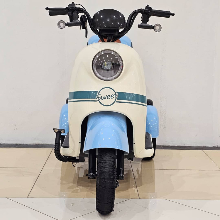 سه چرخه برقی ( سه چرخ ) بزرگسال وسپا VESPA سه نفره مدل hello رنگ آبی
