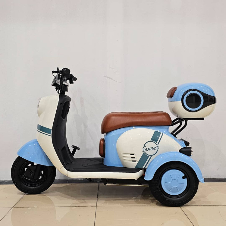 سه چرخه برقی ( سه چرخ ) بزرگسال وسپا VESPA سه نفره مدل hello رنگ آبی