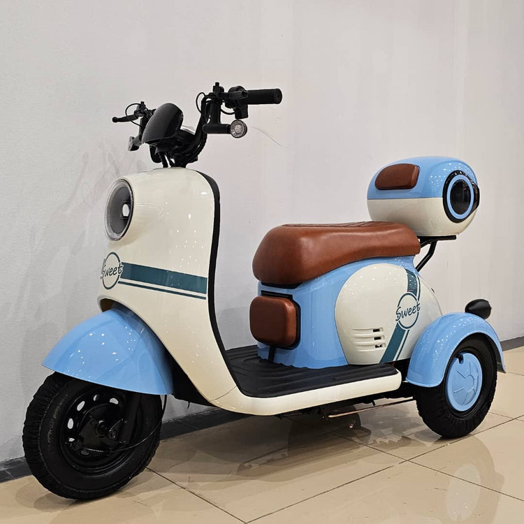سه چرخه برقی ( سه چرخ ) بزرگسال وسپا VESPA سه نفره مدل hello رنگ آبی