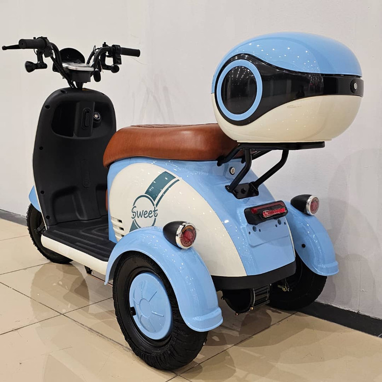 سه چرخه برقی ( سه چرخ ) بزرگسال وسپا VESPA سه نفره مدل hello رنگ آبی
