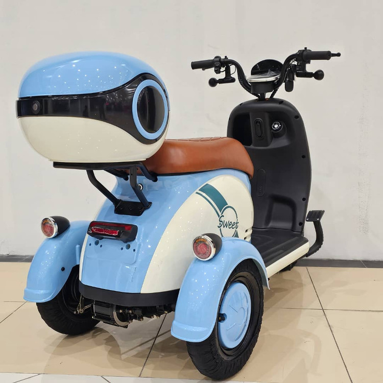 سه چرخه برقی ( سه چرخ ) بزرگسال وسپا VESPA سه نفره مدل hello رنگ آبی
