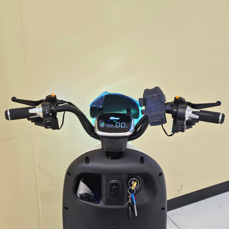 سه چرخه برقی ( سه چرخ ) بزرگسال وسپا VESPA سه نفره مدل hello رنگ نارنجی