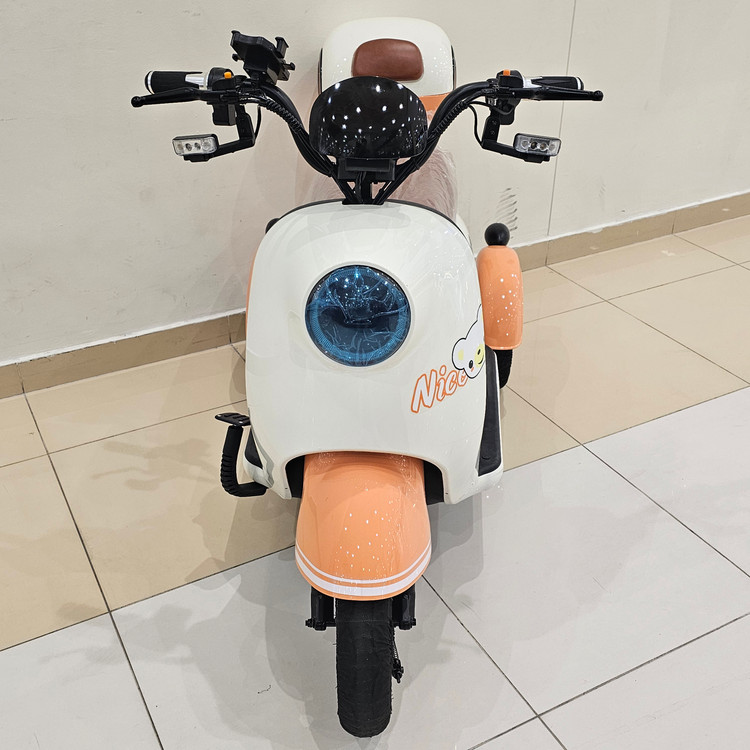 سه چرخه برقی ( سه چرخ ) بزرگسال وسپا VESPA سه نفره مدل hello رنگ نارنجی