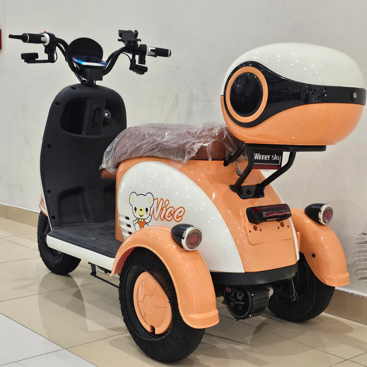 سه چرخه برقی ( سه چرخ ) بزرگسال وسپا VESPA سه نفره مدل hello رنگ نارنجی