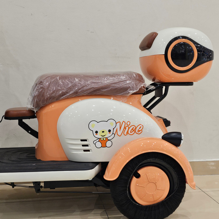 سه چرخه برقی ( سه چرخ ) بزرگسال وسپا VESPA سه نفره مدل hello رنگ نارنجی