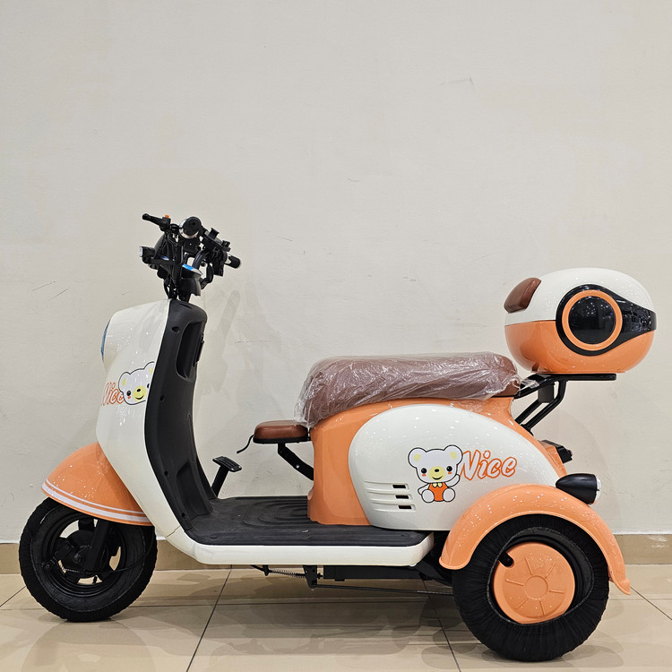 سه چرخه برقی ( سه چرخ ) بزرگسال وسپا VESPA سه نفره مدل hello رنگ نارنجی