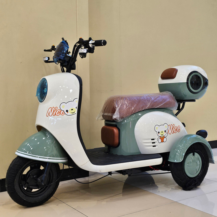 سه چرخه برقی ( سه چرخ ) بزرگسال وسپا VESPA سه نفره مدل hello رنگ سبز