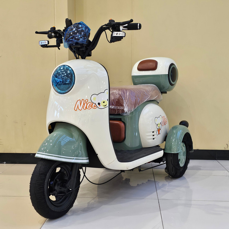 سه چرخه برقی ( سه چرخ ) بزرگسال وسپا VESPA سه نفره مدل hello رنگ سبز