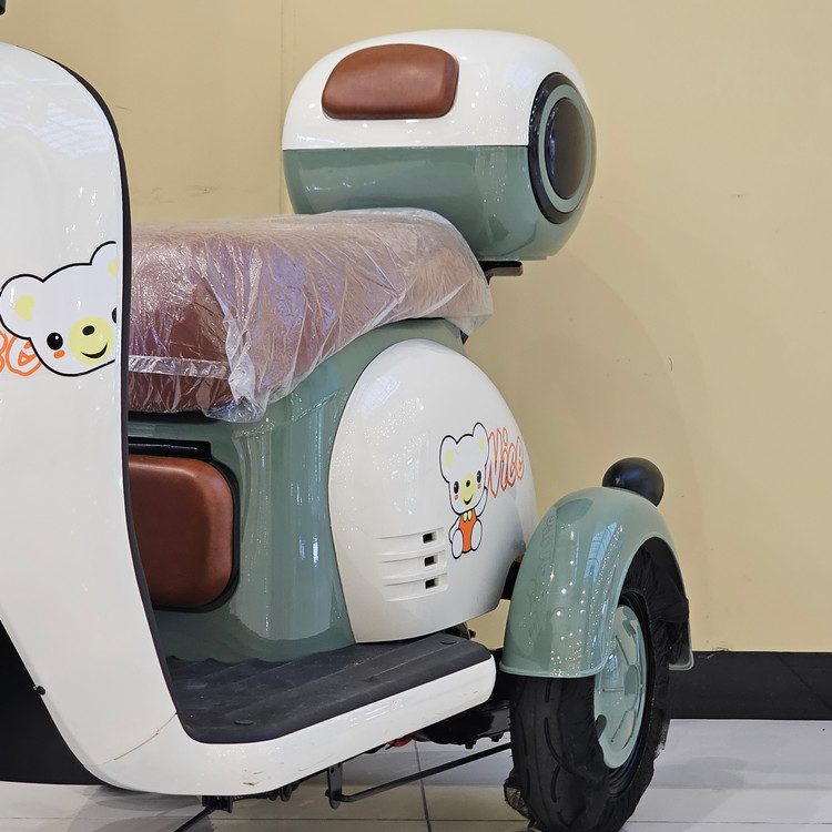 سه چرخه برقی ( سه چرخ ) بزرگسال وسپا VESPA سه نفره مدل hello رنگ سبز