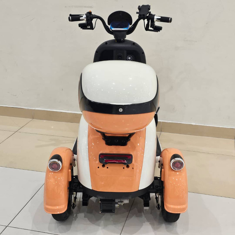 سه چرخه برقی ( سه چرخ ) بزرگسال وسپا VESPA سه نفره مدل hello رنگ نارنجی