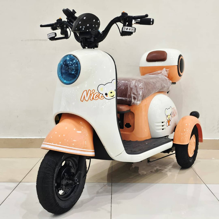 سه چرخه برقی ( سه چرخ ) بزرگسال وسپا VESPA سه نفره مدل hello رنگ نارنجی