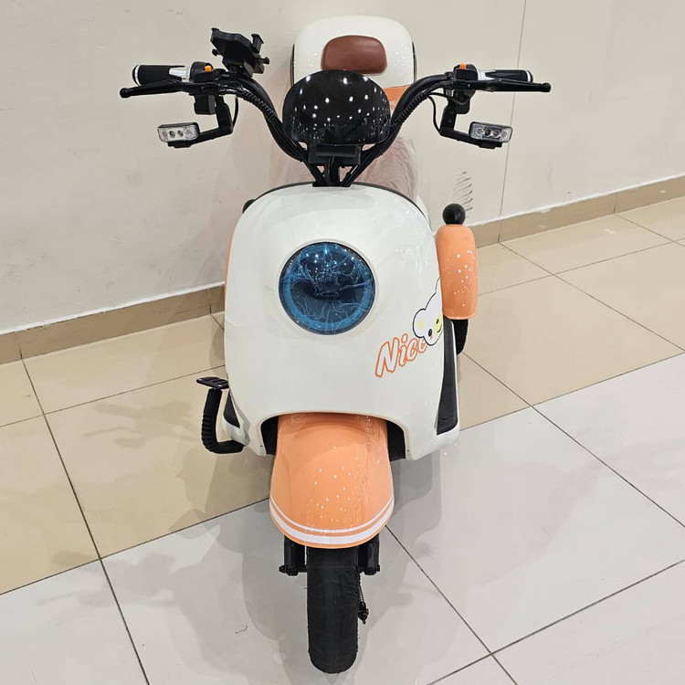 سه چرخه برقی ( سه چرخ ) بزرگسال وسپا VESPA سه نفره مدل hello رنگ نارنجی