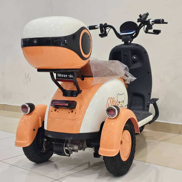 سه چرخه برقی ( سه چرخ ) بزرگسال وسپا VESPA سه نفره مدل hello رنگ نارنجی