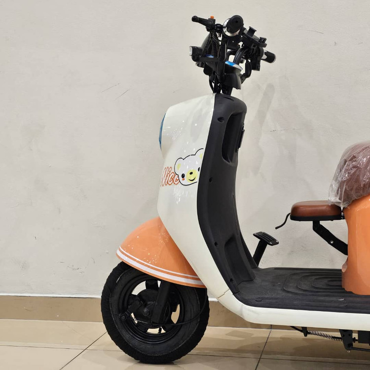 سه چرخه برقی ( سه چرخ ) بزرگسال وسپا VESPA سه نفره مدل hello رنگ نارنجی