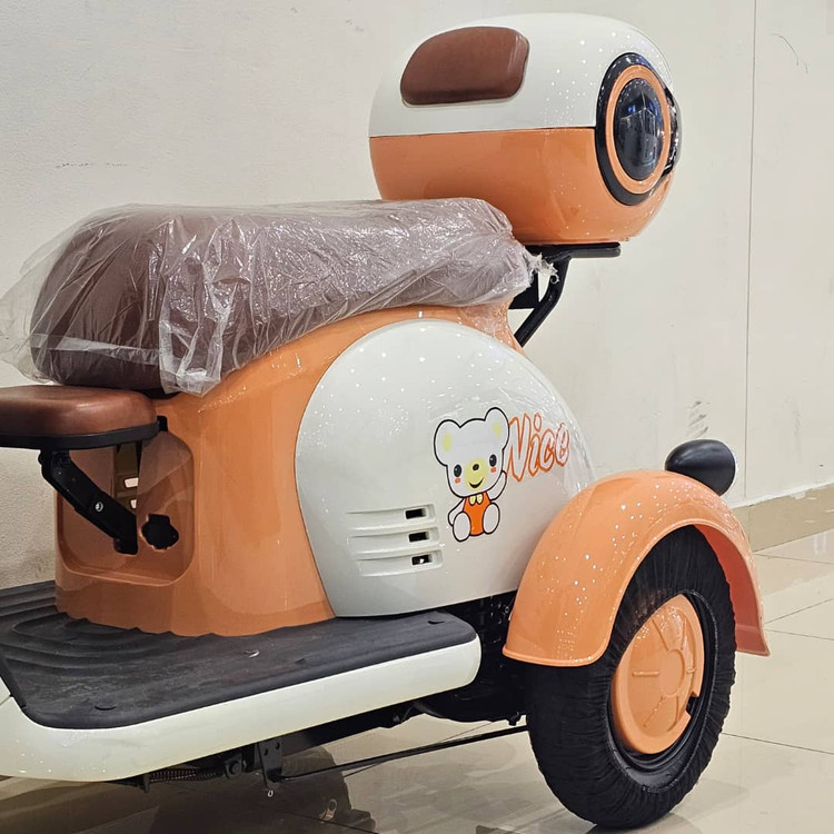 سه چرخه برقی ( سه چرخ ) بزرگسال وسپا VESPA سه نفره مدل hello رنگ نارنجی