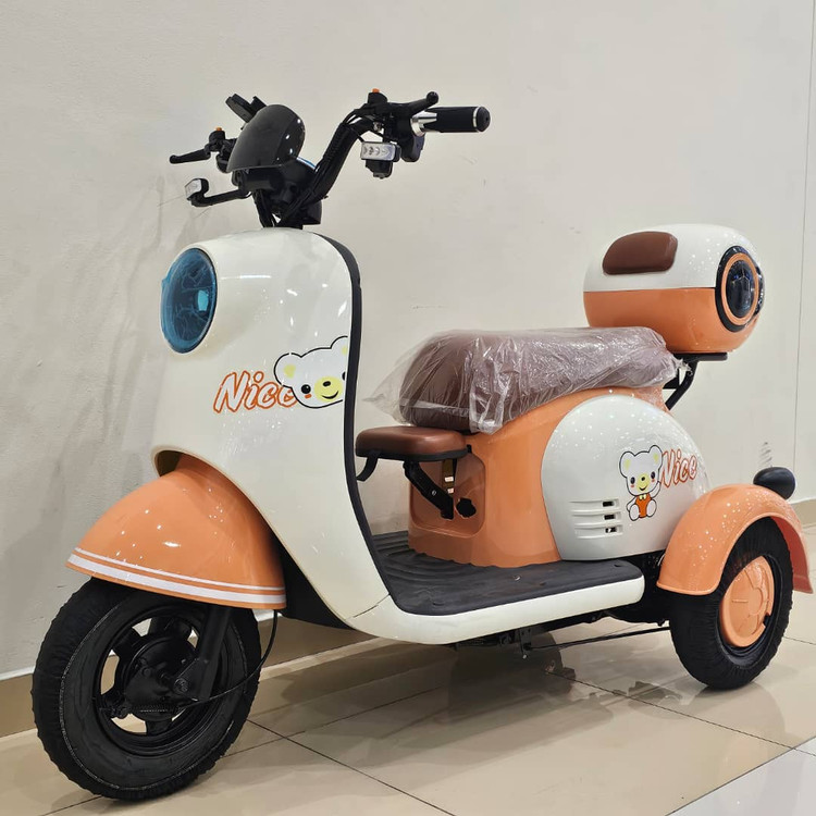 سه چرخه برقی ( سه چرخ ) بزرگسال وسپا VESPA سه نفره مدل hello رنگ نارنجی