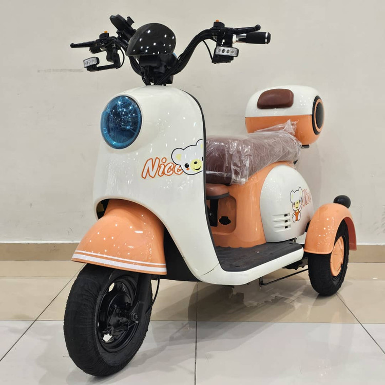 سه چرخه برقی ( سه چرخ ) بزرگسال وسپا VESPA سه نفره مدل hello رنگ نارنجی