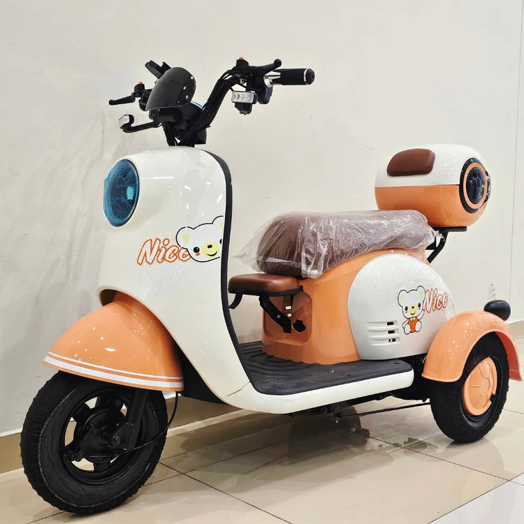 سه چرخه برقی ( سه چرخ ) بزرگسال وسپا VESPA سه نفره مدل hello رنگ نارنجی