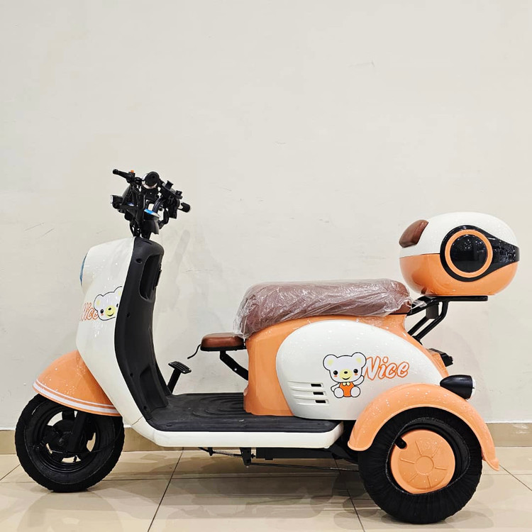 سه چرخه برقی ( سه چرخ ) بزرگسال وسپا VESPA سه نفره مدل hello رنگ نارنجی