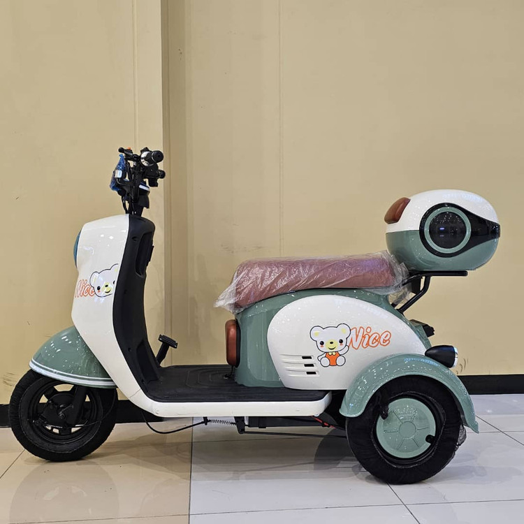 سه چرخه برقی ( سه چرخ ) بزرگسال وسپا VESPA سه نفره مدل hello رنگ سبز