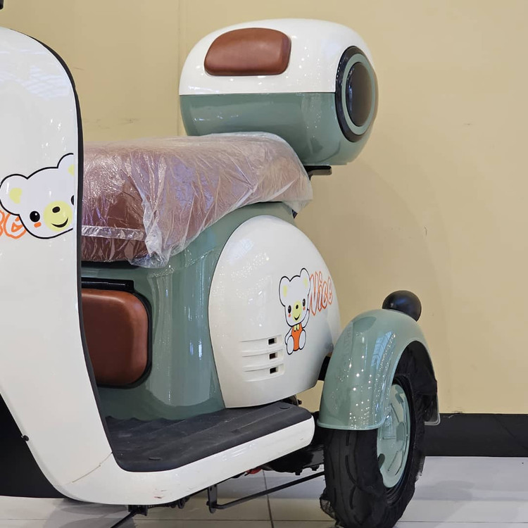 سه چرخه برقی ( سه چرخ ) بزرگسال وسپا VESPA سه نفره مدل hello رنگ سبز
